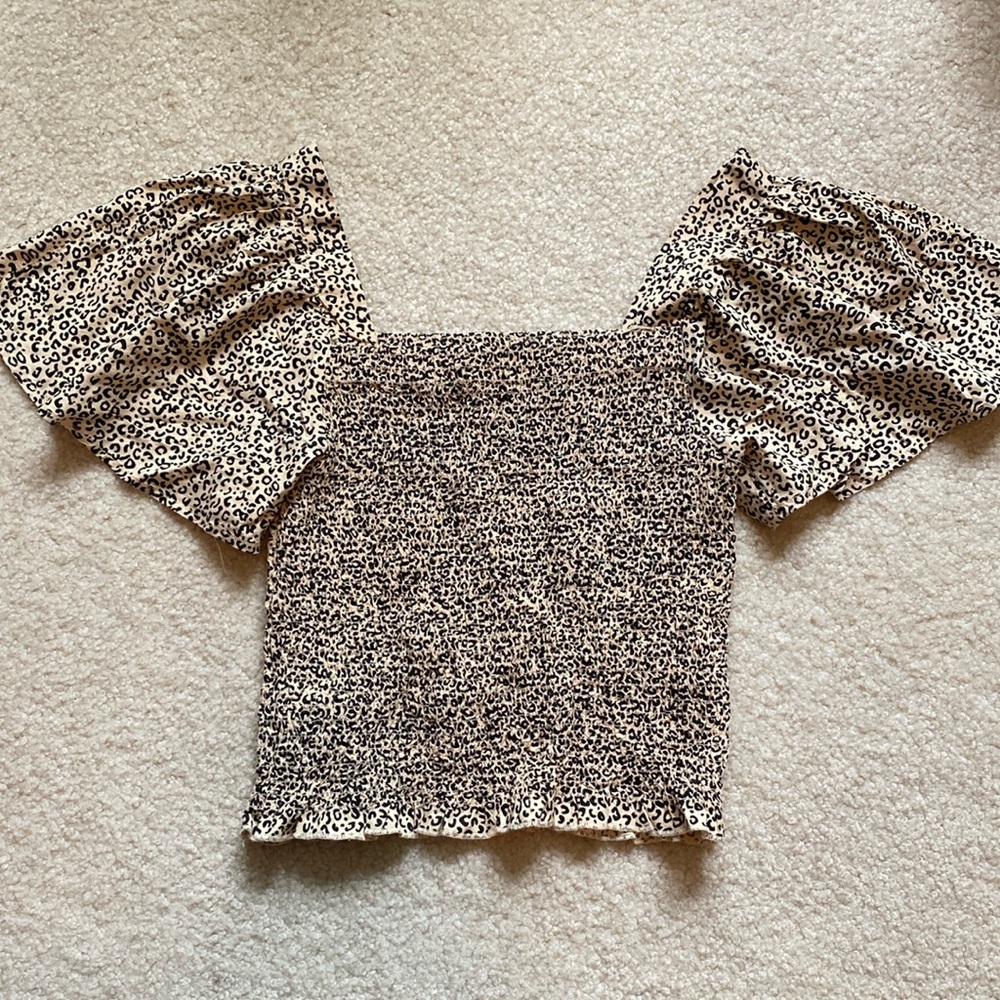 Cropped leopard smocked top